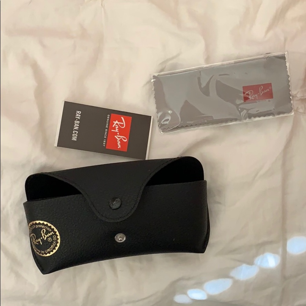 Ray-ban case and cloth